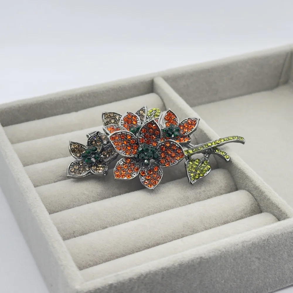 Brosa eleganta cu flori Brosa eleganta cu flori