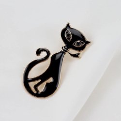 Brosa pisica cu ochii verzi