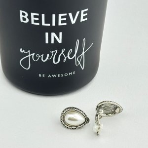 Cercei clips cu perlute Cercei clips cu perlute