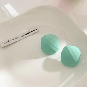 Cercei colorati cu surub Cercei colorati cu surub