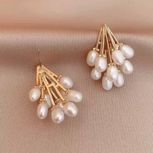Cercei fashion cu perlute albe mici