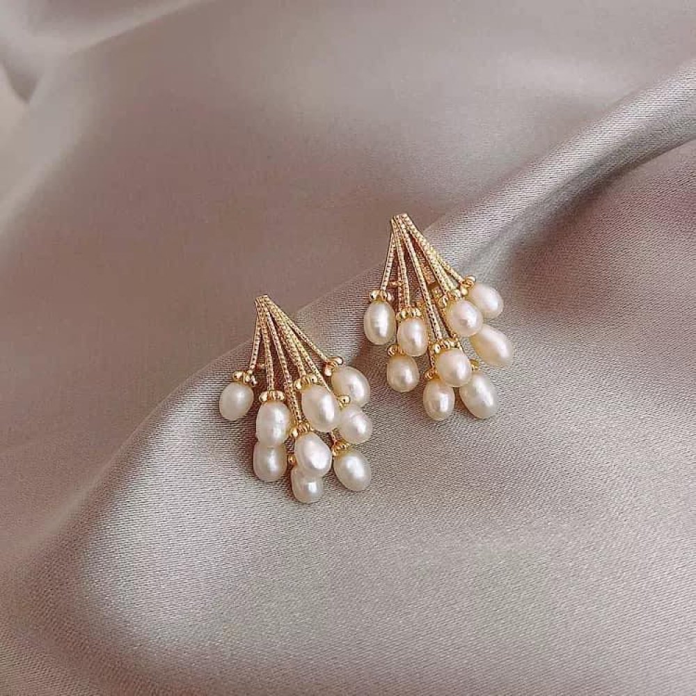 Cercei fashion cu perlute albe mici