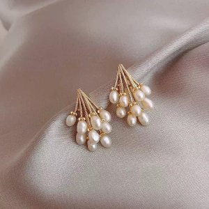 Cercei fashion cu perlute albe mici