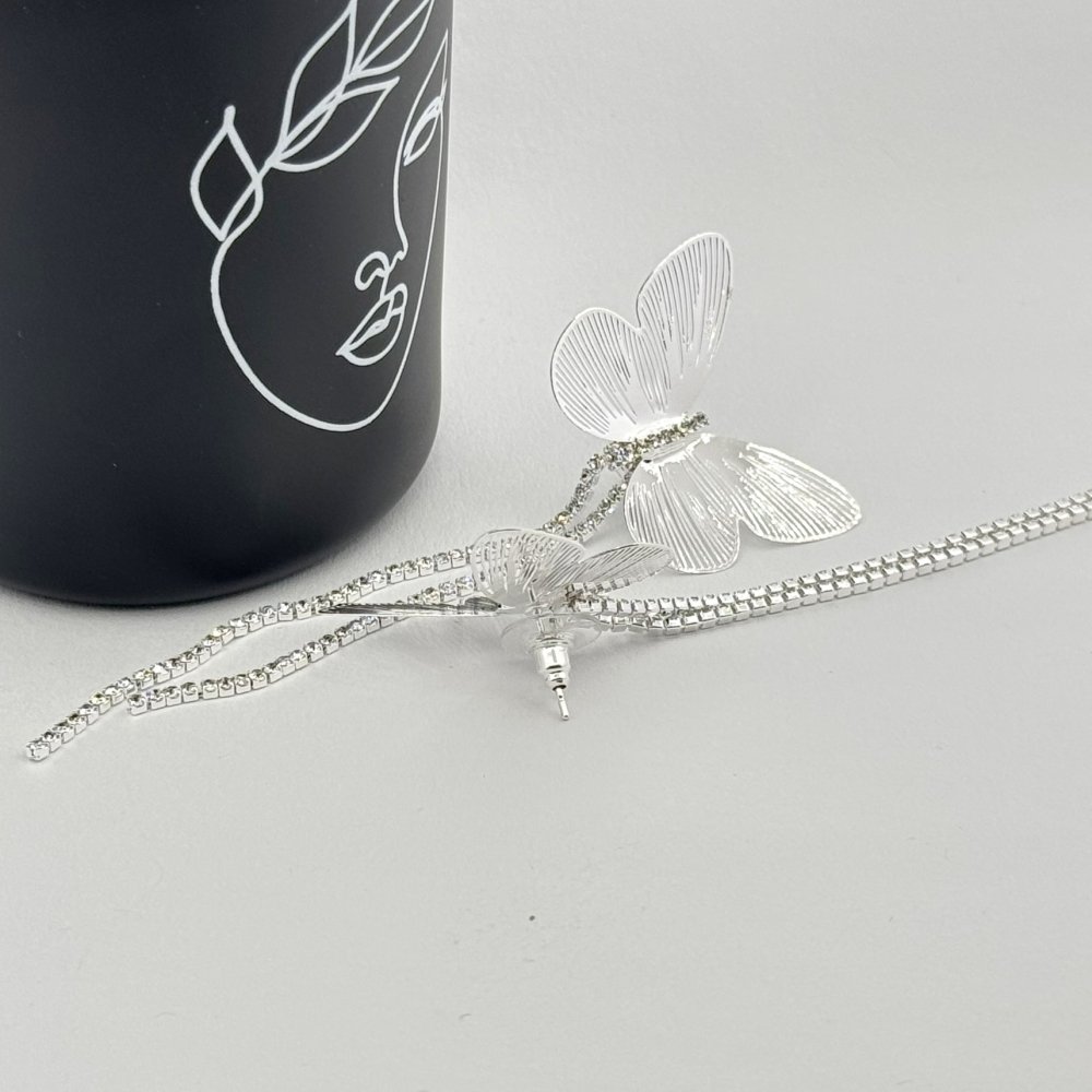 Cercei lungi cu fluturi