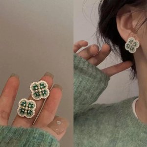 Cercei stud in nuante de verde Cercei stud in nuante de verde