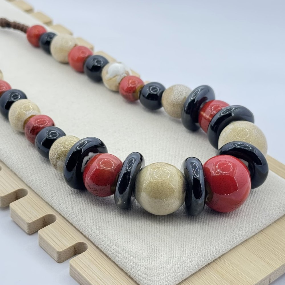 Colier colorat din ceramica