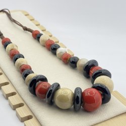 Colier colorat din ceramica