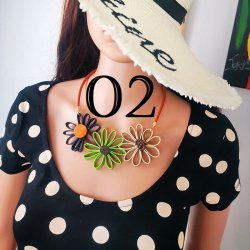 Colier cu flori mari