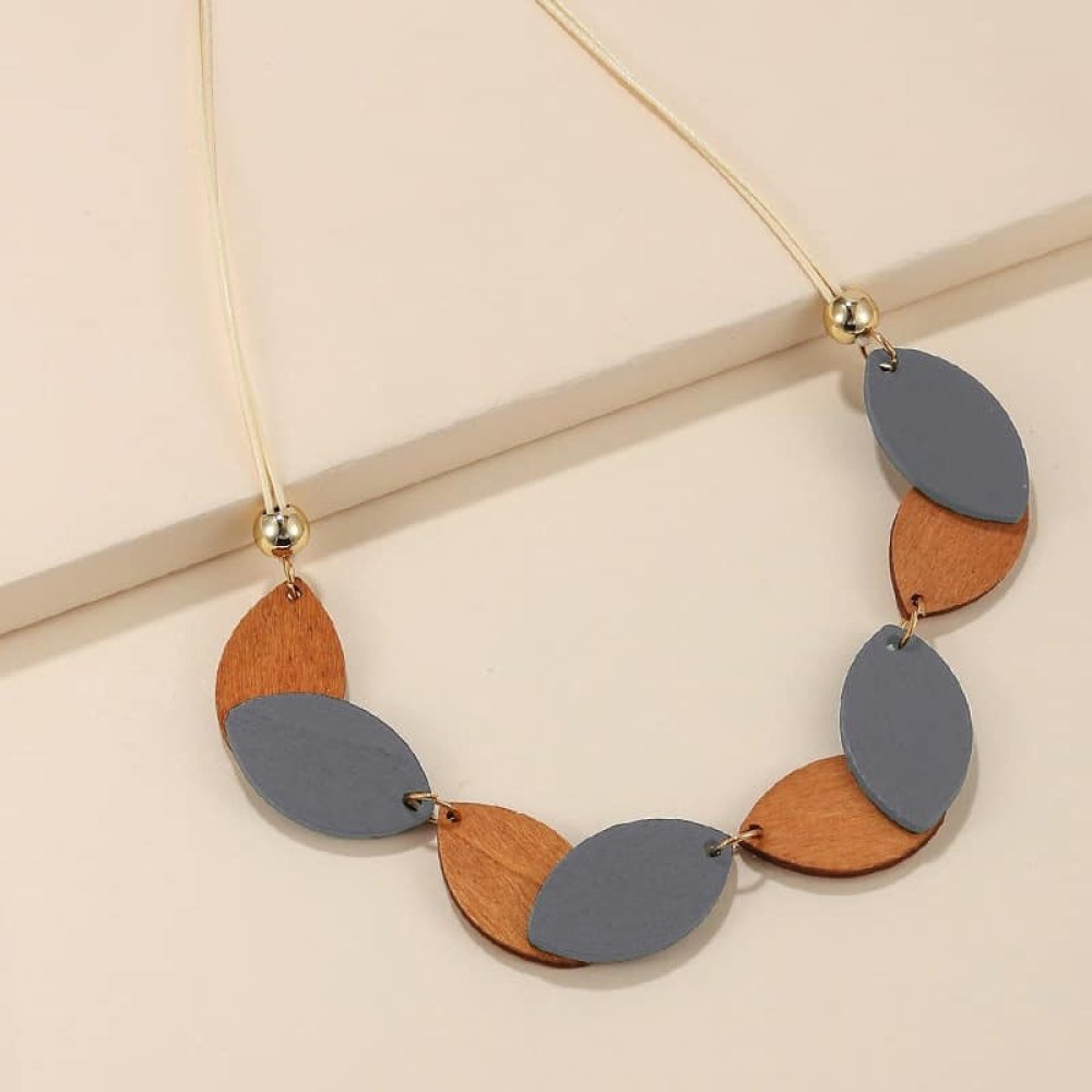 Colier cu frunzulite din lemn