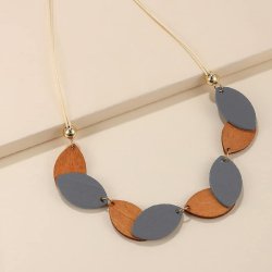 Colier cu frunzulite din lemn