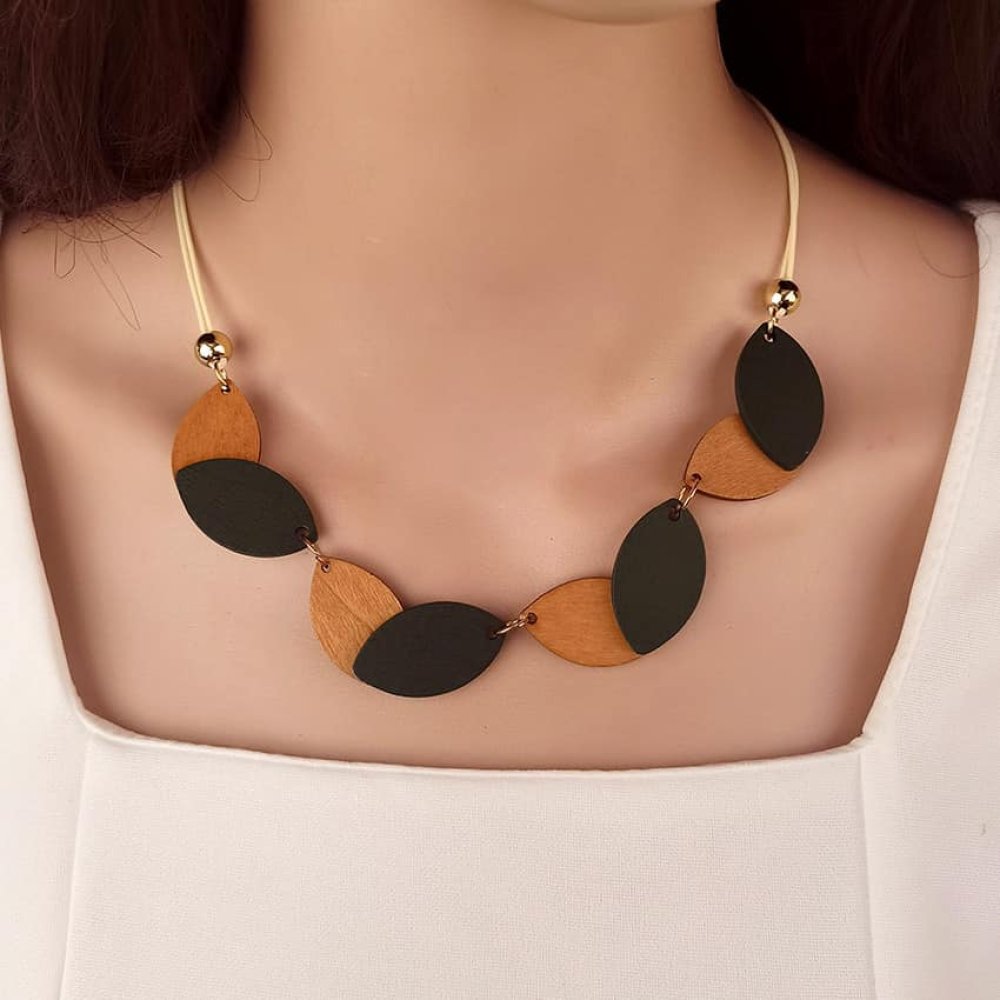 Colier cu frunzulite din lemn