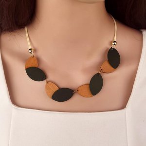 Colier cu frunzulite din lemn