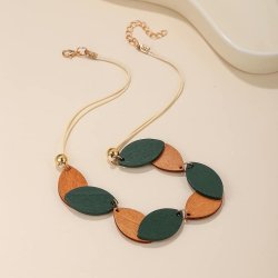 Colier cu frunzulite din lemn