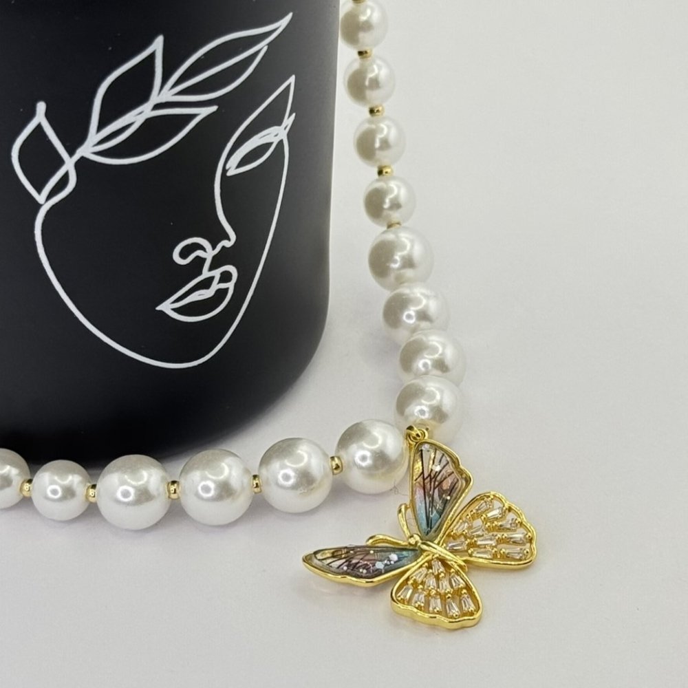 Colier din perle cu pandantiv fluture Colier din perle cu pandantiv fluture