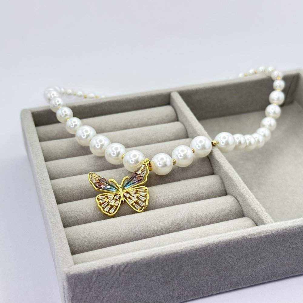 Colier din perle cu pandantiv fluture Colier din perle cu pandantiv fluture