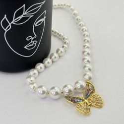 Colier din perle cu pandantiv fluture