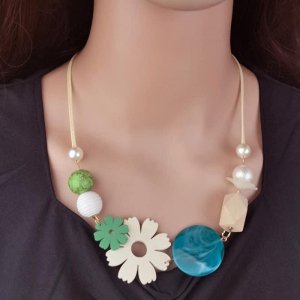 Colier fashion cu flori de lemn