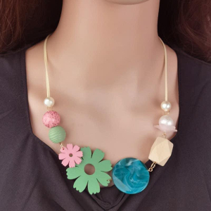 Colier fashion cu flori de lemn