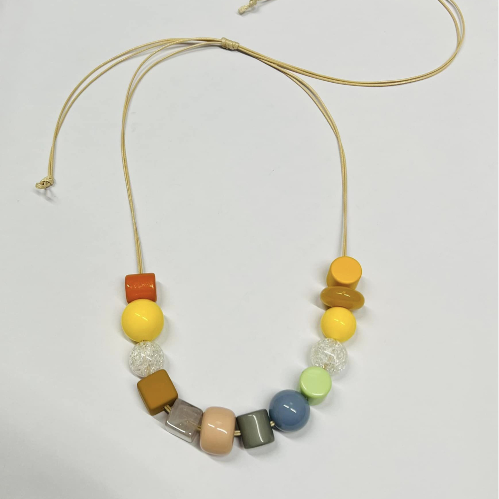 Colier multicolor pe snur Colier multicolor pe snur
