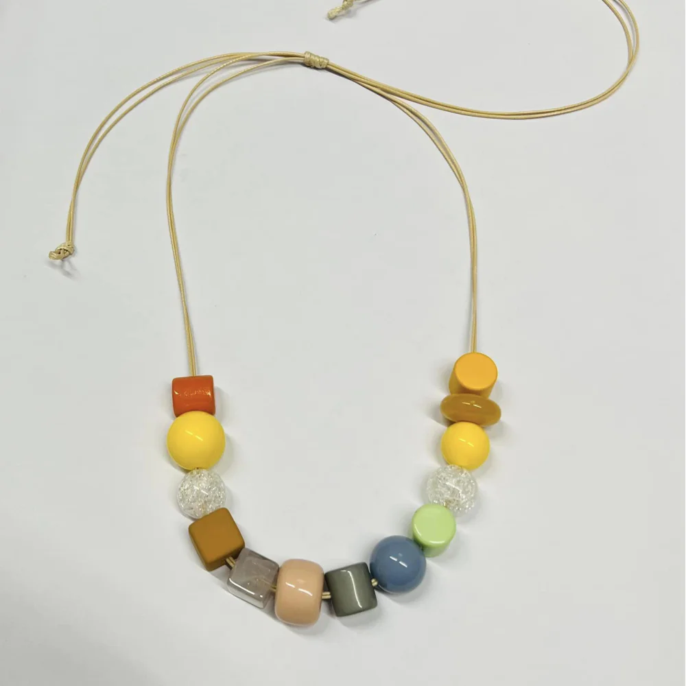 Colier multicolor pe snur Colier multicolor pe snur