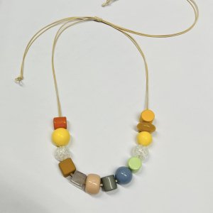 Colier multicolor pe snur