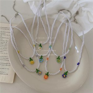 Colier perlute albe si floricica delicata