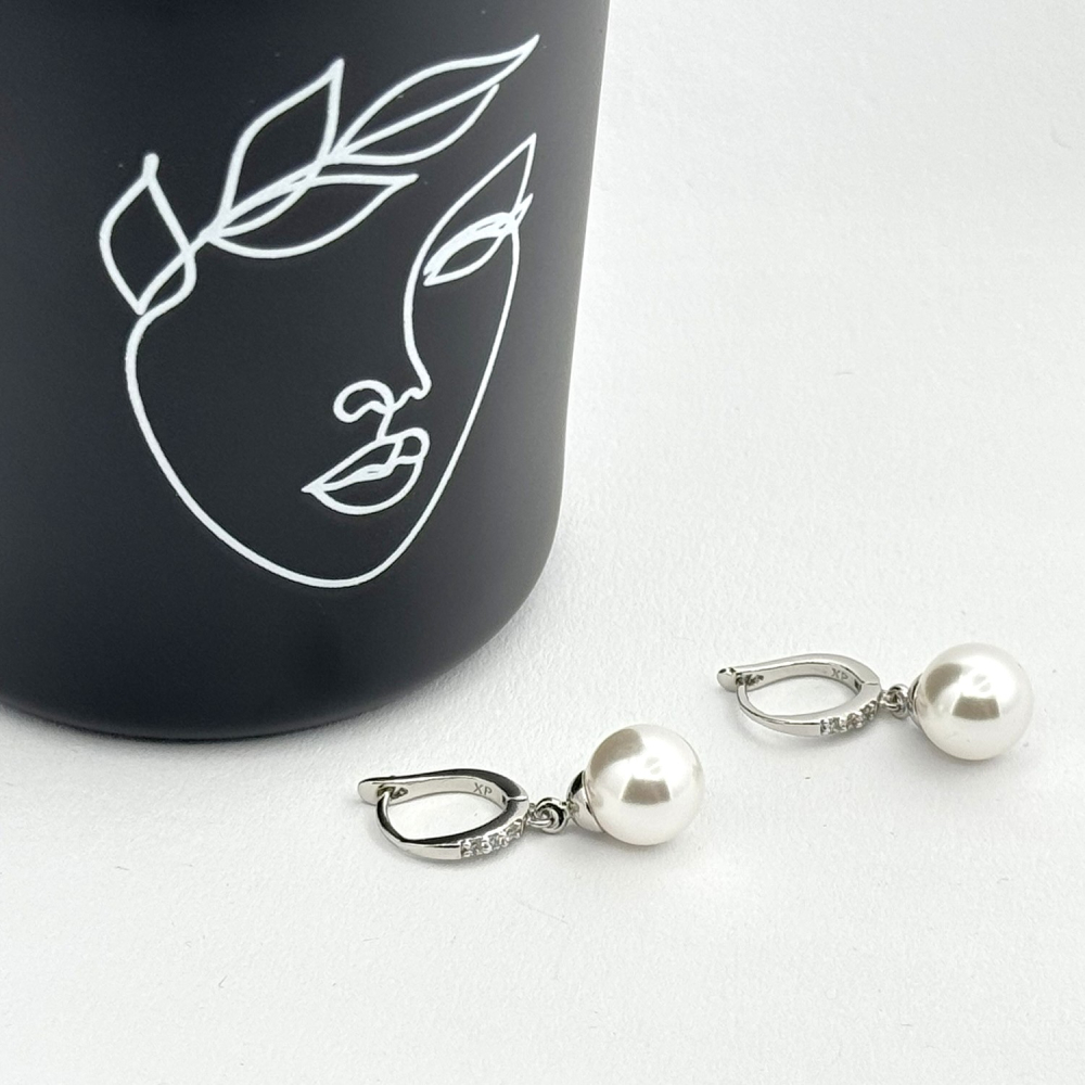 Cercei rodiati cu perlute albe Cercei rodiati cu perlute albe