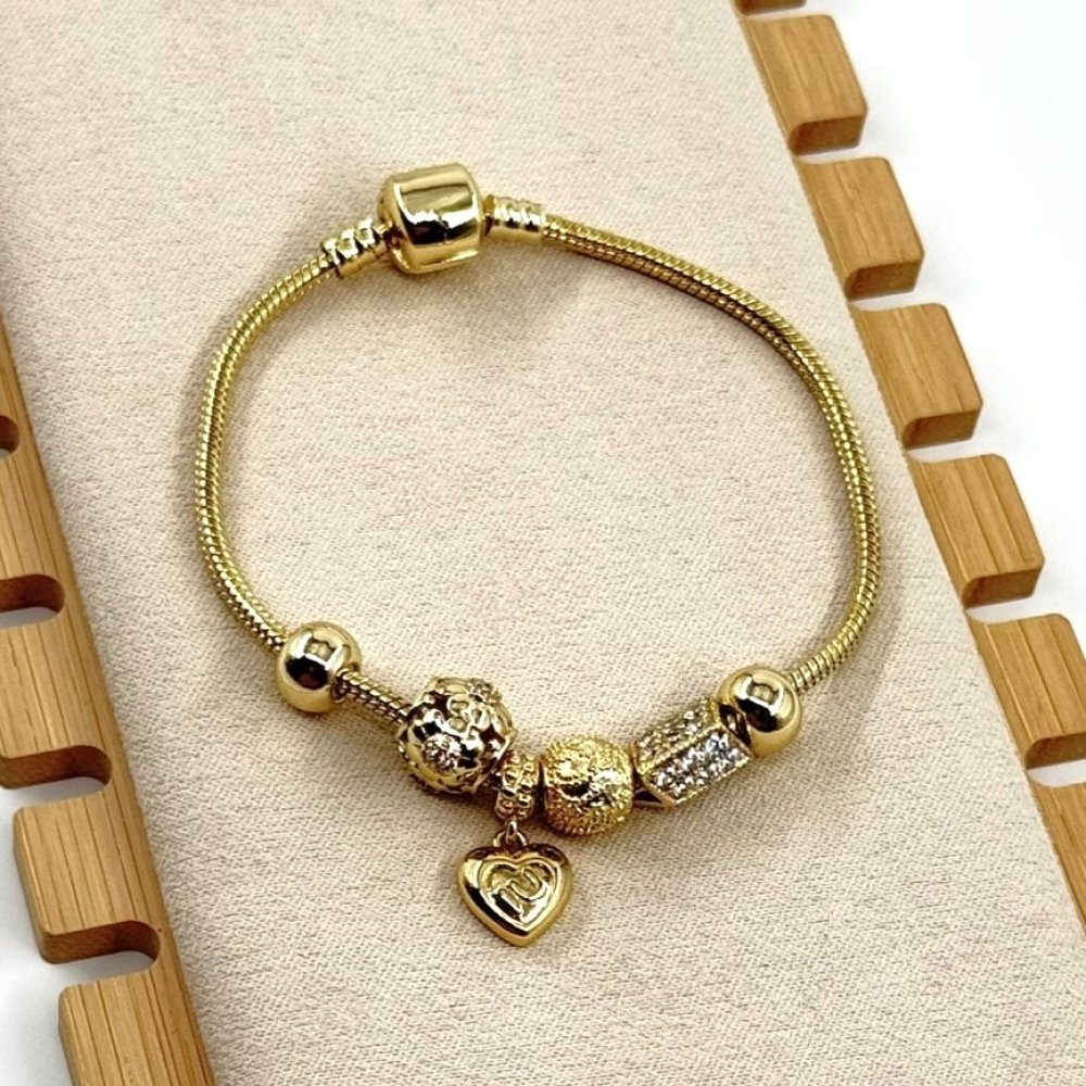 Bratara placata aur 18k tip Pandora cu charmuri Bratara placata aur 18k tip Pandora cu charmuri
