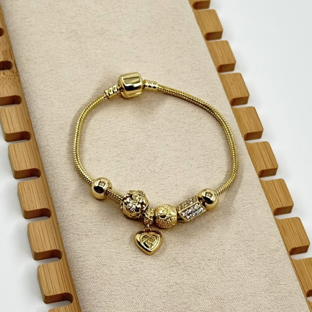 Bratara placata aur 18k tip Pandora cu charmuri Bratara placata aur 18k tip Pandora cu charmuri