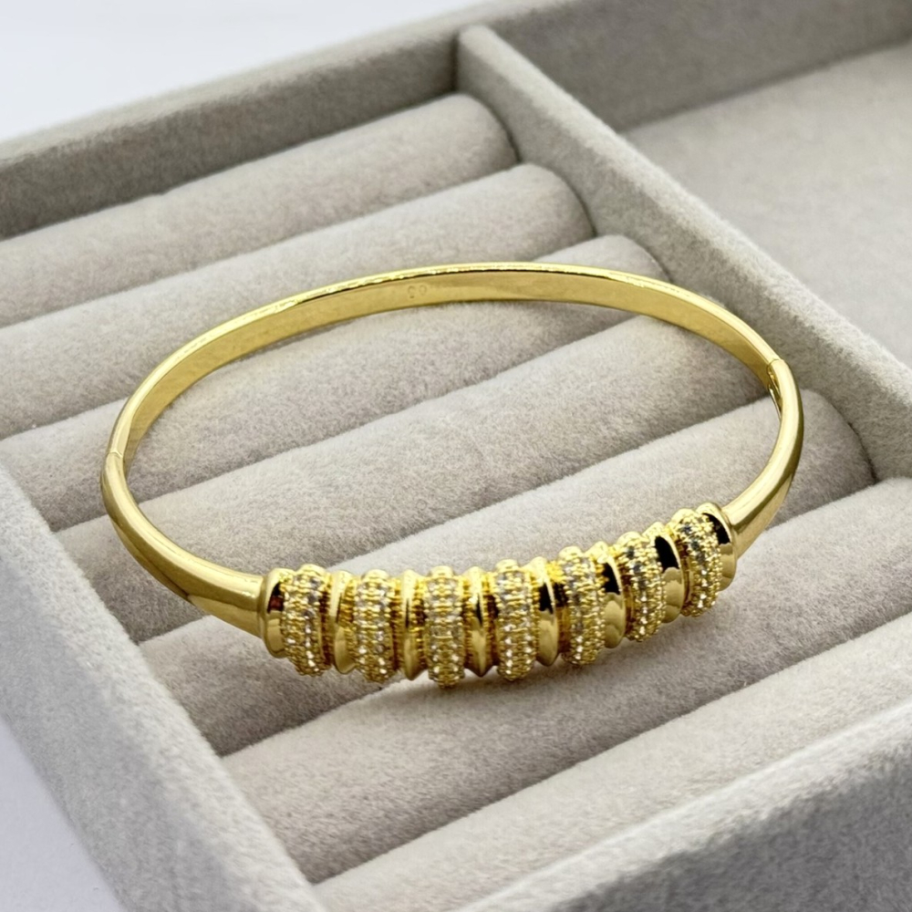 Bratara placata cu aur 18k eleganta Bratara placata cu aur 18k eleganta