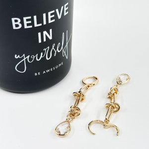 Cercei placati aur 18K lungi cu cristal in forma de lacrima Cercei placati aur 18K lungi cu cristal in forma de lacrima