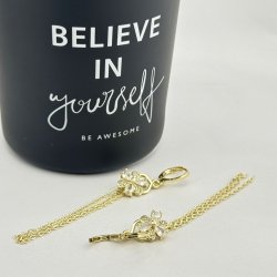 Cercei aurii lungi eleganti