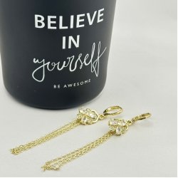 Cercei aurii lungi eleganti