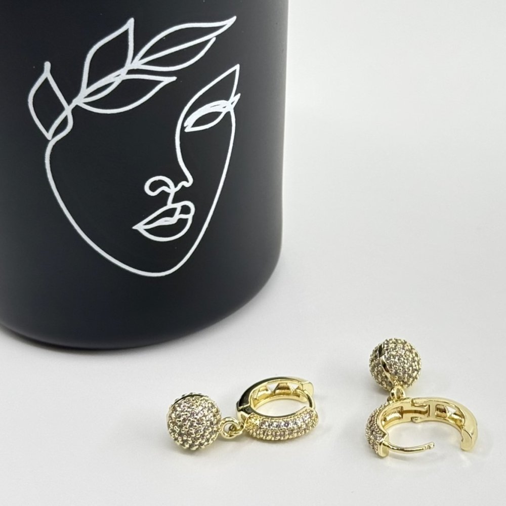 Cercei placati aur 18k sfera din cristale Cercei placati aur 18k sfera din cristale