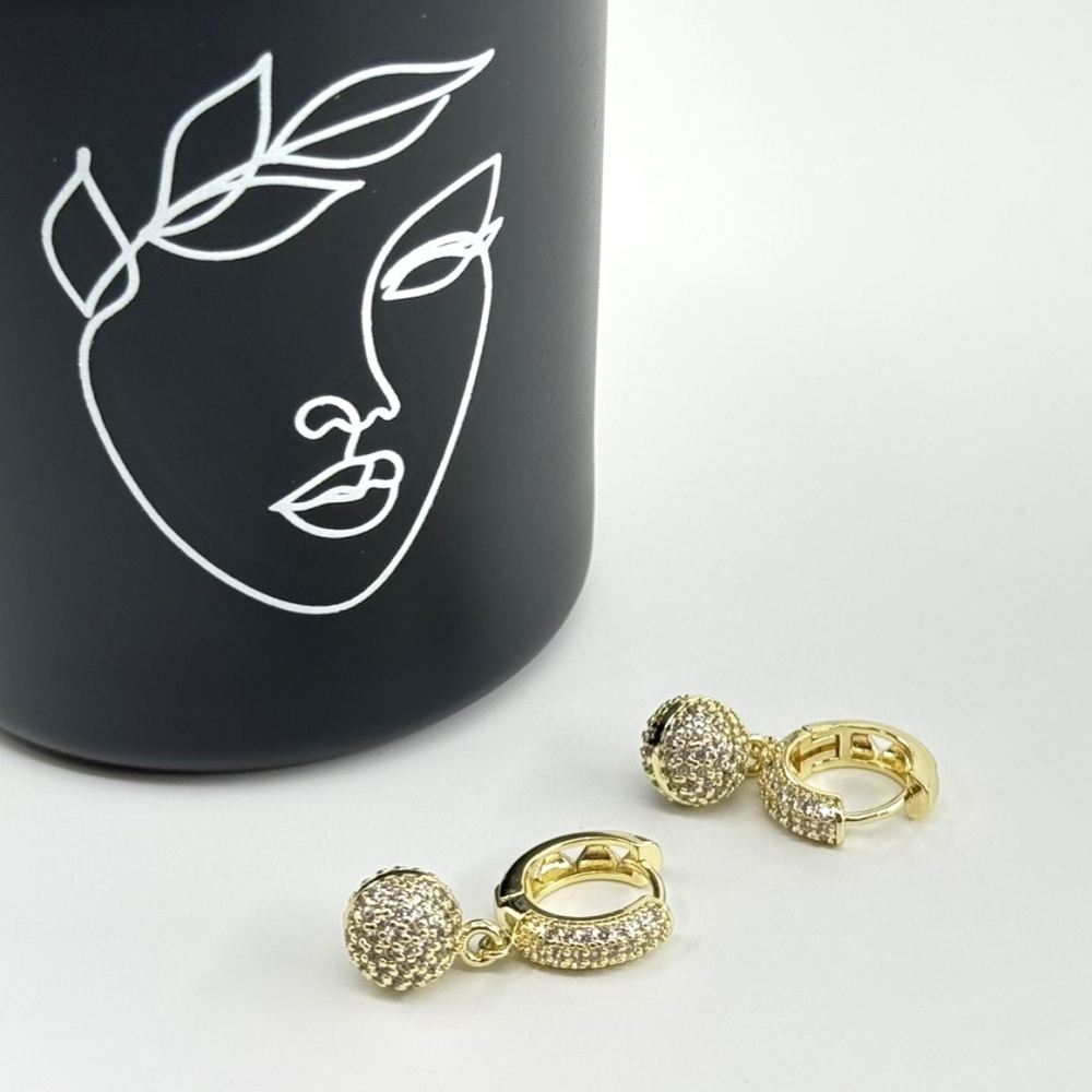 Cercei placati aur 18k sfera din cristale Cercei placati aur 18k sfera din cristale