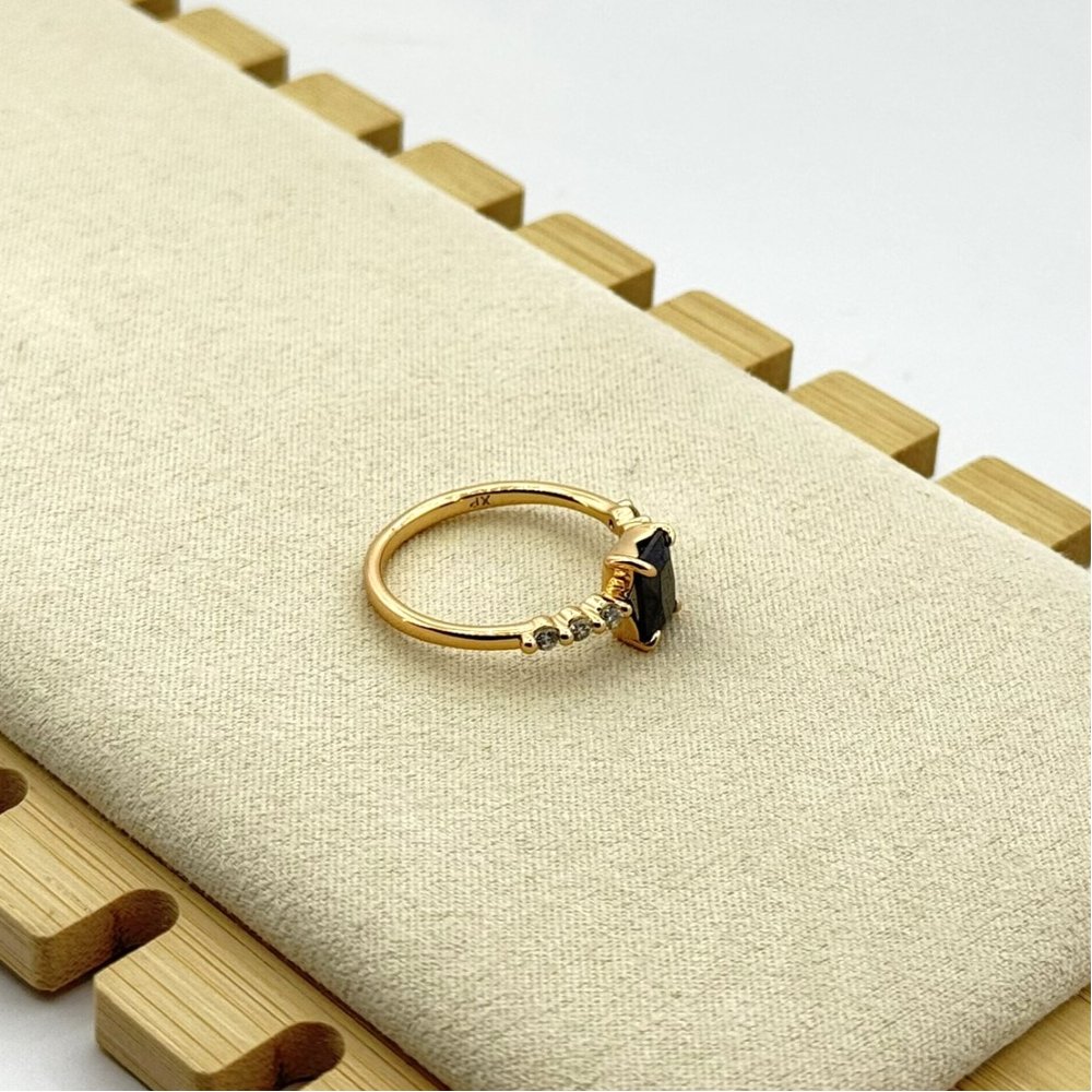 Inel placat aur 18k cristal negru Inel placat aur 18k cristal negru