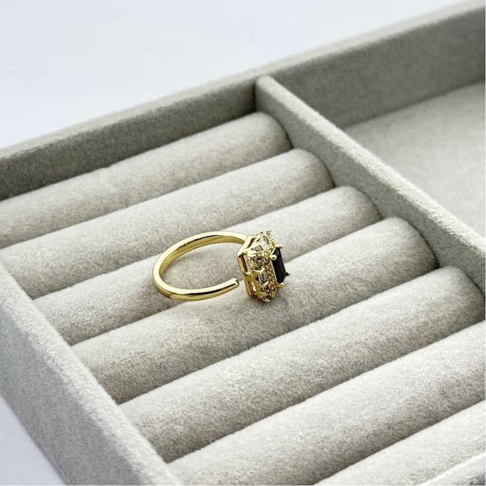 Inel placat aur 18k cristal negru Inel placat aur 18k cristal negru