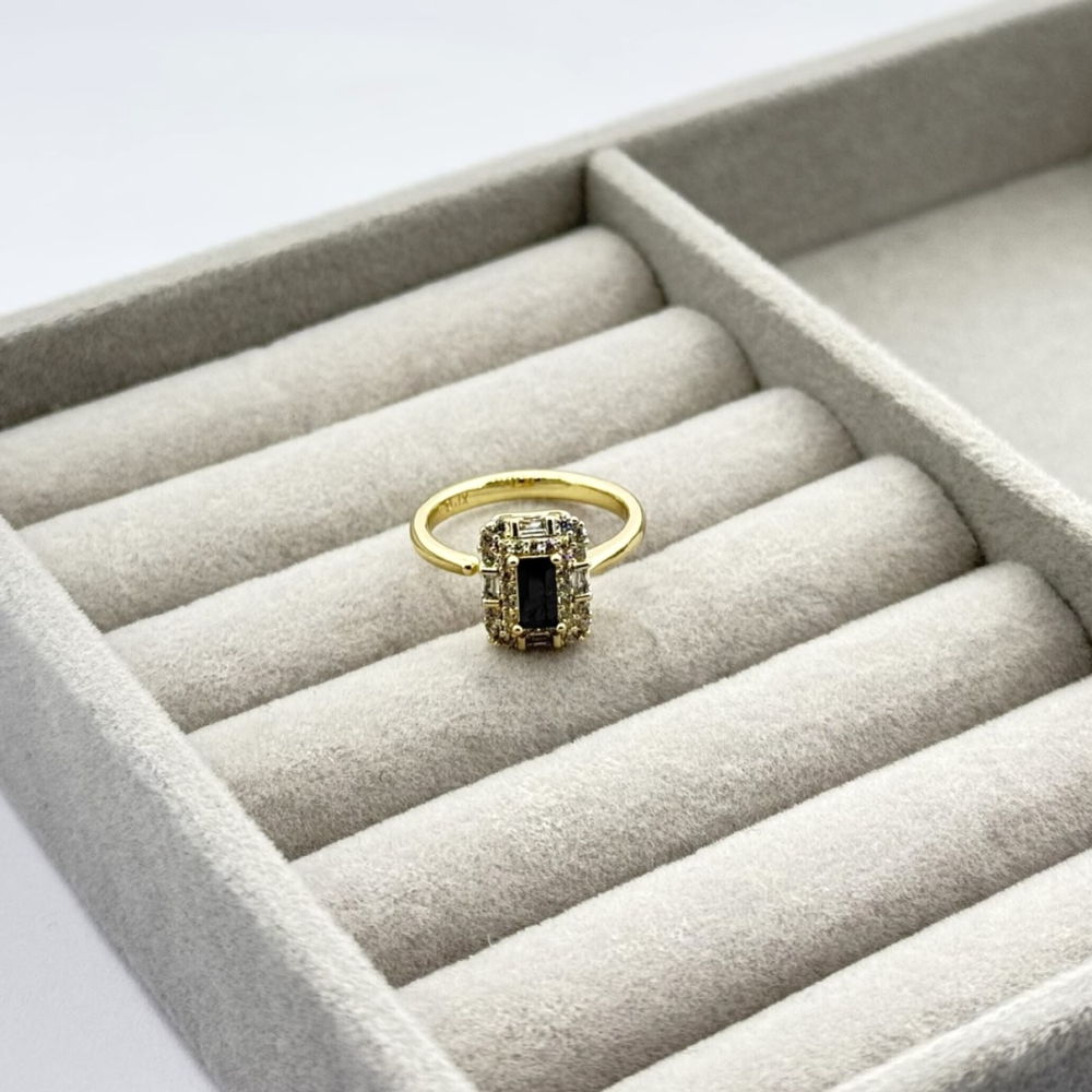 Inel placat aur 18k cristal negru Inel placat aur 18k cristal negru