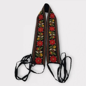 Brau traditional cu flori colorate