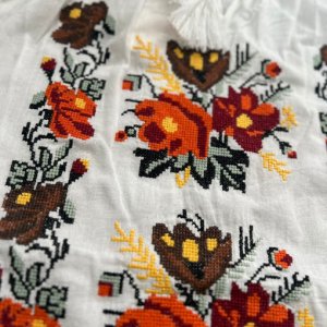 Ie traditionala bumbac cu flori portocalii Ie traditionala bumbac cu flori portocalii