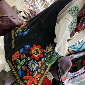 Vesta traditionala cu flori multicolore