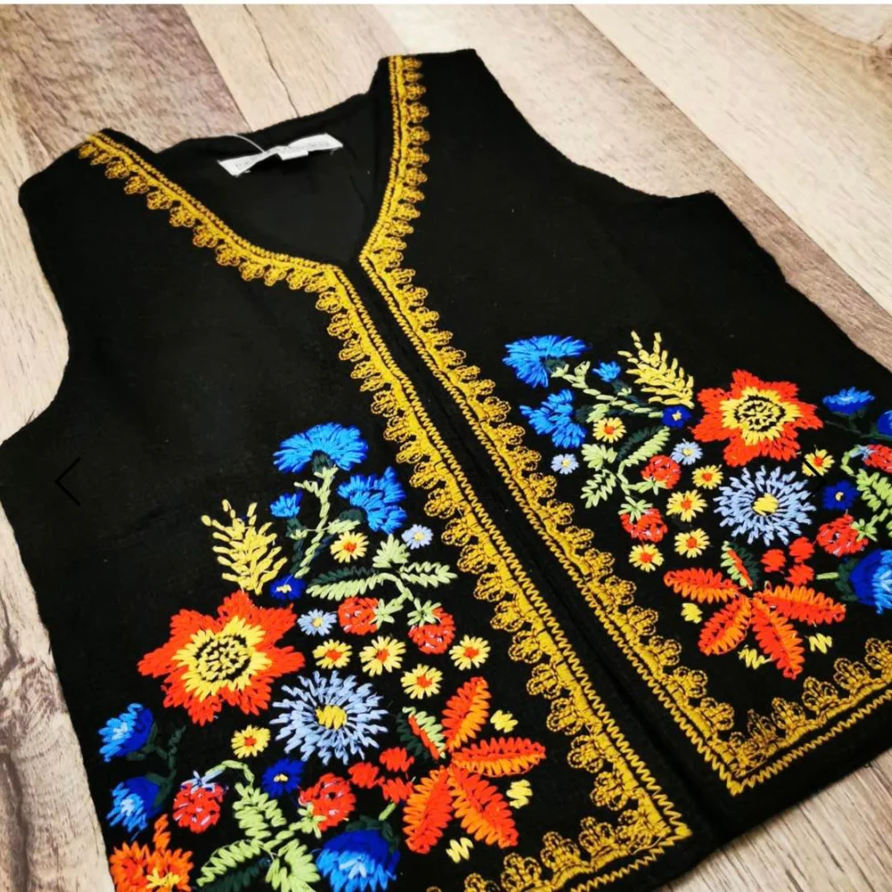 Vesta traditionala cu flori multicolore Vesta traditionala cu flori multicolore