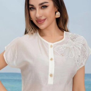 Bluza alba cu aplicatii stralucitoare