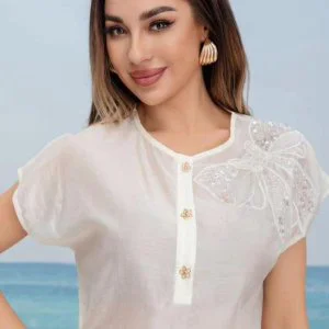 Bluza alba cu aplicatii stralucitoare